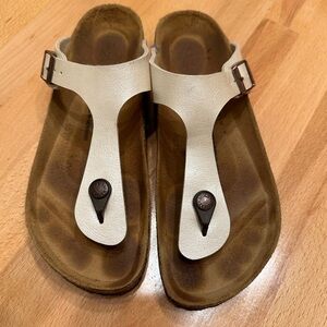 BIRKENSTOCK Gizeh sandals - Size EU 39, US 8-8.5 - tan - narrow width